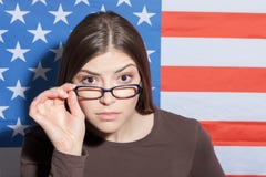 La chica joven bonita está expresando su curiosidad imágenes de archivo libres de regalías La chica joven bonita está expresando su curiosidad imágenes de archivo libres de regalías
