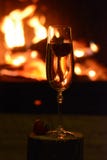 La chimenea con un vidrio de vino blanco imagen de archivo libre de regalías La chimenea con un vidrio de vino blanco imagen de archivo libre de regalías