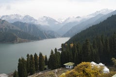 La Chine le Xinjiang Tianshan Tianchi Image stock La Chine le Xinjiang Tianshan Tianchi Image stock