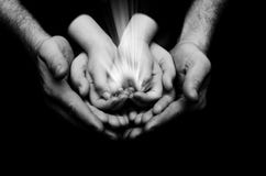 La chispa de la esperanza en un niño da el wh que se sostiene por el fondo de la oscuridad del handson de los padres La luz de la La chispa de la esperanza en un niño da el wh que se sostiene por el fondo de la oscuridad del handson de los padres La luz de la