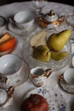 La Cina ha messo con i frutti sulla tavola immagini stock La Cina ha messo con i frutti sulla tavola immagini stock