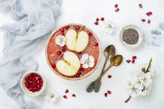 La ciotola con i semi di chia, melograno del frullato di Superfoods, ha affettato le mele ed il miele Disposizione sopraelevata e Immagini Stock Libere da Diritti La ciotola con i semi di chia, melograno del frullato di Superfoods, ha affettato le mele ed il miele Disposizione sopraelevata e Immagini Stock Libere da Diritti