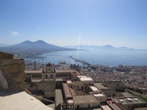La città di Napoli da sopra Napoli L'Italia Vulcano di Vesuvio dietro fotografia stock La città di Napoli da sopra Napoli L'Italia Vulcano di Vesuvio dietro fotografia stock