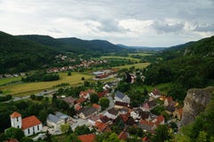 La ciudad histórica colorida en un valle verde caracterizado por un río y los campos en un karst ajardinan La ciudad histórica colorida en un valle verde caracterizado por un río y los campos en un karst ajardinan