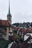 La ciudad suiza medieval Berna torre con el reloj en la puesta del sol fotos de archivo libres de regalías La ciudad suiza medieval Berna torre con el reloj en la puesta del sol fotos de archivo libres de regalías