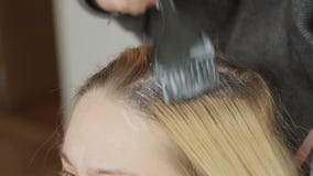 La coloración del cabello es blanca para una mujer hermosa en un salón de belleza Coloración de la raíz del pelo metrajes La coloración del cabello es blanca para una mujer hermosa en un salón de belleza Coloración de la raíz del pelo metrajes