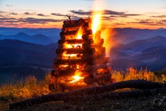 La combustione del falò sopra un paesaggio montagnoso immagini stock La combustione del falò sopra un paesaggio montagnoso immagini stock