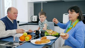 La comida, la abuela y el abuelo hechos en casa del pensionista con el nieto comen la comida deliciosa metrajes La comida, la abuela y el abuelo hechos en casa del pensionista con el nieto comen la comida deliciosa metrajes