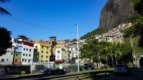 La communauté de Rocinha, un bon nombre de gens, un bon nombre de maisons, boutiques Rio de Janeiro, Brésil photographie stock La communauté de Rocinha, un bon nombre de gens, un bon nombre de maisons, boutiques Rio de Janeiro, Brésil photographie stock