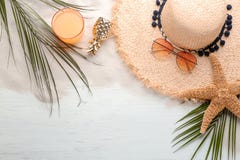 La composición plana de la endecha con el sombrero y la playa elegantes se opone imagenes de archivo La composición plana de la endecha con el sombrero y la playa elegantes se opone imagenes de archivo