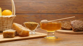 La composition du miel, le nid d'abeilles, les fruits, le tommy brun et l'abeille panent (la casserole de RL) banque de vidéos La composition du miel, le nid d'abeilles, les fruits, le tommy brun et l'abeille panent (la casserole de RL) banque de vidéos