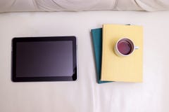 La compressa ed i libri con una tazza di caffè nero su un leath leggero fotografia stock libera da diritti La compressa ed i libri con una tazza di caffè nero su un leath leggero fotografia stock libera da diritti