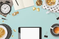 La conception d'en-tête de site Web avec le comprimé numérique et le charme féminin objecte au-dessus du fond bleu photographie stock libre de droits La conception d'en-tête de site Web avec le comprimé numérique et le charme féminin objecte au-dessus du fond bleu photographie stock libre de droits