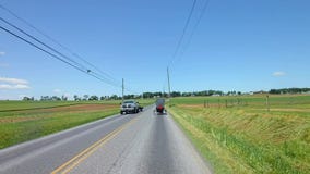 La conducción a lo largo del campo de Amish pareció un caballo y un cochecillo almacen de metraje de vídeo La conducción a lo largo del campo de Amish pareció un caballo y un cochecillo almacen de metraje de vídeo