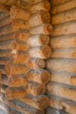La conexión de la esquina abre una sesión la cabaña de madera fotos de archivo libres de regalías La conexión de la esquina abre una sesión la cabaña de madera fotos de archivo libres de regalías