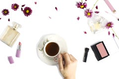 La configuration plate avec des bouteilles de parfum, femme composent des produits, des fleurs et la tasse de thé photo stock La configuration plate avec des bouteilles de parfum, femme composent des produits, des fleurs et la tasse de thé photo stock