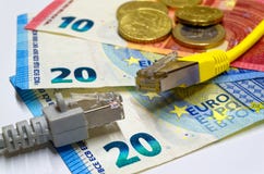La connexion réseau deux branche l'opposé sur l'un l'autre et d'euro billets de banque et pièces de monnaie comme fond Images libres de droits La connexion réseau deux branche l'opposé sur l'un l'autre et d'euro billets de banque et pièces de monnaie comme fond Images libres de droits