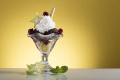 La coppa gelato variopinta della ciliegia con crema wipping e la carambola decorano fotografia stock libera da diritti La coppa gelato variopinta della ciliegia con crema wipping e la carambola decorano fotografia stock libera da diritti