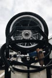 La corsa spinge su un carrello con il carro armato compresso dell'aria - gomme utilizzate fotografia stock La corsa spinge su un carrello con il carro armato compresso dell'aria - gomme utilizzate fotografia stock