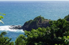 La costa costa cerca del castillo Bruce, isla de Dominica, Lesser Antilles foto de archivo La costa costa cerca del castillo Bruce, isla de Dominica, Lesser Antilles foto de archivo