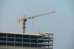la costruzione ha una struttura d'acciaio e un ascensore pesante immagini stock la costruzione ha una struttura d'acciaio e un ascensore pesante immagini stock