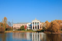 La costruzione è il giardino botanico principale n In Tsitsina, tempo soleggiato caldo di autunno, Mosca, Russia 18 10 2018 immagini stock La costruzione è il giardino botanico principale n In Tsitsina, tempo soleggiato caldo di autunno, Mosca, Russia 18 10 2018 immagini stock