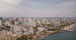 La cottura del fuco ha rimasto la linea costiera e le costruzioni stupefacenti di Colombo, Sri Lanka Colpo aereo stupefacente di archivi video La cottura del fuco ha rimasto la linea costiera e le costruzioni stupefacenti di Colombo, Sri Lanka Colpo aereo stupefacente di archivi video