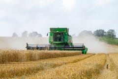 La coupe moderne de moissonneuse de cartel de John Deere des cts 9780i cultive l'orge de blé de maïs travaillant le champ d'or photo libre de droits La coupe moderne de moissonneuse de cartel de John Deere des cts 9780i cultive l'orge de blé de maïs travaillant le champ d'or photo libre de droits