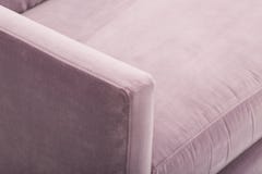 La crema comoda colora un sof? di legno di tre seater con fondo bianco - immagine di riserva fotografie stock libere da diritti La crema comoda colora un sof? di legno di tre seater con fondo bianco - immagine di riserva fotografie stock libere da diritti