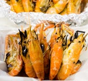 La crevette de gril, fruits de mer, crevette cuite au four dans la boîte de mousse photographie stock La crevette de gril, fruits de mer, crevette cuite au four dans la boîte de mousse photographie stock