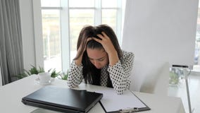La crisi finanziaria, impiegato nella depressione, impiegato di concetto con il computer alla tavola stampa il testo, bella ragaz stock footage La crisi finanziaria, impiegato nella depressione, impiegato di concetto con il computer alla tavola stampa il testo, bella ragaz stock footage