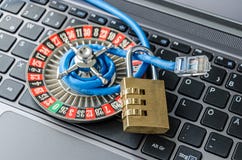 La crittografia di dati o il anonymization ha simbolizzato da cavo, dal lucchetto e dalla ruota di roulette sulla tastiera di com fotografia stock libera da diritti La crittografia di dati o il anonymization ha simbolizzato da cavo, dal lucchetto e dalla ruota di roulette sulla tastiera di com fotografia stock libera da diritti