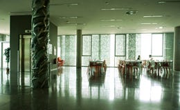 La Croatie, Fiume, le 28 juin 2018 Intérieur de restaurant d'étudiant sur le campus image stock La Croatie, Fiume, le 28 juin 2018 Intérieur de restaurant d'étudiant sur le campus image stock