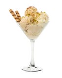 La crème glacée de crème brulée avec des écrous et la gaufrette collent dans le vase en verre Images stock La crème glacée de crème brulée avec des écrous et la gaufrette collent dans le vase en verre Images stock