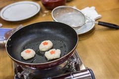 La crêpe de pomme de terre coréenne est faite frire utilisant une casserole noire image stock La crêpe de pomme de terre coréenne est faite frire utilisant une casserole noire image stock