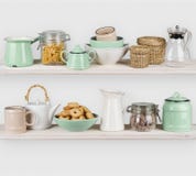 La cuisine enterre l'intérieur avec des ustensiles et des ingrédients de nourriture sur le blanc image stock La cuisine enterre l'intérieur avec des ustensiles et des ingrédients de nourriture sur le blanc image stock