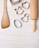 La cuisine font des ustensiles cuire au four avec des coupeurs de biscuit de Pâques sur le fond en bois blanc, vue supérieure photographie stock La cuisine font des ustensiles cuire au four avec des coupeurs de biscuit de Pâques sur le fond en bois blanc, vue supérieure photographie stock
