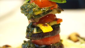 La cuisine végétarienne saine, les tomates de gril et la tranche d'aubergines avec le pesto sauce La cuisine végétarienne saine, les tomates de gril et la tranche d'aubergines avec le pesto sauce