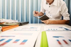 La cuve et les taux de prêt ont calculé par la banque de selon le code fiscal photographie stock La cuve et les taux de prêt ont calculé par la banque de selon le code fiscal photographie stock