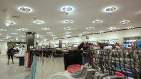 La cámara se levanta y opinión panorámica de la tienda del encanto de la demostración almacen de video La cámara se levanta y opinión panorámica de la tienda del encanto de la demostración almacen de video