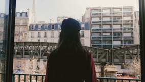 La cámara sigue la silueta feliz joven de la mujer que camina para abrir la ventana del balcón, disfruta de la cámara lenta de la metrajes La cámara sigue la silueta feliz joven de la mujer que camina para abrir la ventana del balcón, disfruta de la cámara lenta de la metrajes