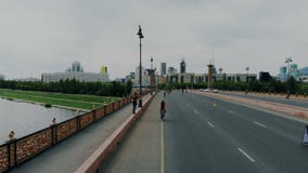 La cámara vuela sobre un puente grande con un camino ancho El tráfico de automóvil es bloqueado por las competencias de deportes metrajes La cámara vuela sobre un puente grande con un camino ancho El tráfico de automóvil es bloqueado por las competencias de deportes metrajes