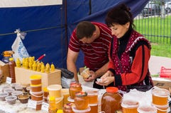 La célébration du jour du miel dans la ville russe de Medyn, région de Kaluga le 14 août 2016 image stock La célébration du jour du miel dans la ville russe de Medyn, région de Kaluga le 14 août 2016 image stock