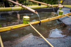 La cérémonie de nettoyage de Shinto Omairi à l'aide de l'eau dans le scoop en bambou entrent avant au temple au Japon image stock La cérémonie de nettoyage de Shinto Omairi à l'aide de l'eau dans le scoop en bambou entrent avant au temple au Japon image stock