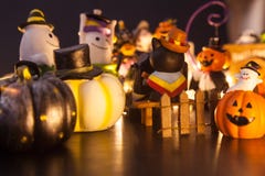 La decoración de la casa del partido del festival de Halloween con los fantasmas y los monstruos juegan la muñeca que se divierte fotos de archivo libres de regalías La decoración de la casa del partido del festival de Halloween con los fantasmas y los monstruos juegan la muñeca que se divierte fotos de archivo libres de regalías