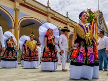 La delegazione speciale è pronta per la parata di Guelaguetza attraverso la città immagini stock La delegazione speciale è pronta per la parata di Guelaguetza attraverso la città immagini stock