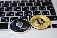 La devise de pièces de monnaie virtuelles d'Ethereum et de Bitcoin financent l'argent sur le clavier d'ordinateur portable d'ordi images stock La devise de pièces de monnaie virtuelles d'Ethereum et de Bitcoin financent l'argent sur le clavier d'ordinateur portable d'ordi images stock