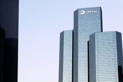 La difesa Parigi della La della torre di Total Oil Company acquartiera in Courbevoie, Francia fotografia stock libera da diritti La difesa Parigi della La della torre di Total Oil Company acquartiera in Courbevoie, Francia fotografia stock libera da diritti