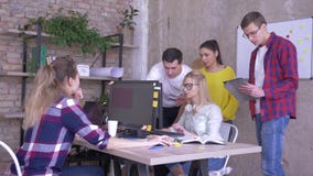 La discusión del negocio, los compañeros de trabajo jovenes habla con el socio de la oficina que trabaja en el ordenador metrajes La discusión del negocio, los compañeros de trabajo jovenes habla con el socio de la oficina que trabaja en el ordenador metrajes