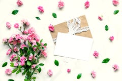 La disposition créative faite en rose de rose fleurit et carte de voeux vierge avec l'enveloppe Configuration plate Voir les mes photos libres de droits La disposition créative faite en rose de rose fleurit et carte de voeux vierge avec l'enveloppe Configuration plate Voir les mes photos libres de droits